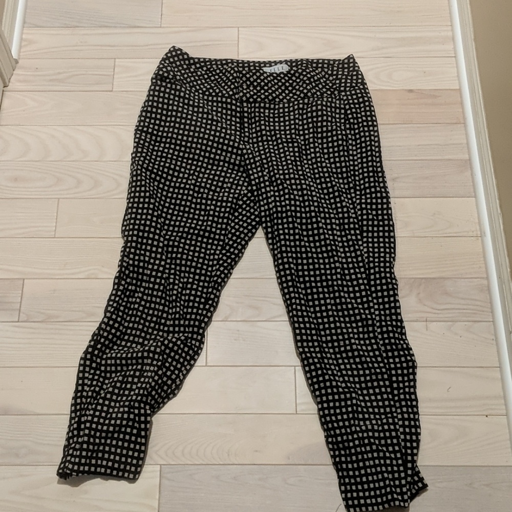 Elle Cream and Black pants. Great condition 👍.